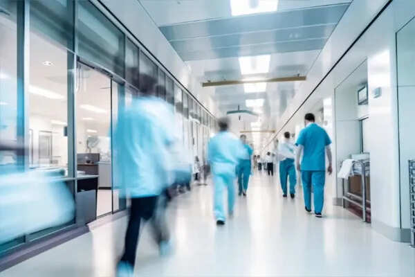 गुजरात में दूषित पानी से हड़कंप: 7 वर्षीय बच्ची की मौत, 100 से अधिक बच्चे अस्पताल में भर्ती