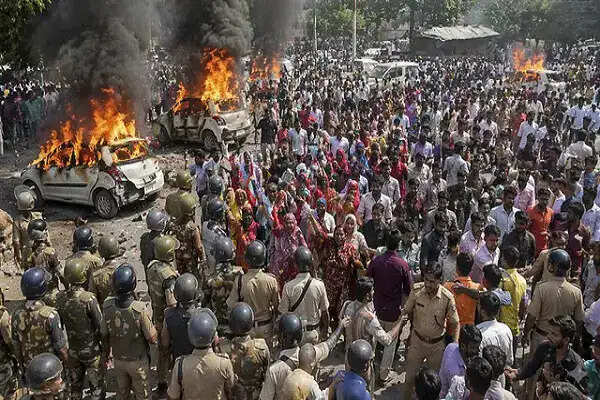 नोएडा में कर्मचारियों का वेतन वृद्धि को लेकर प्रदर्शन हिंसक हुआ