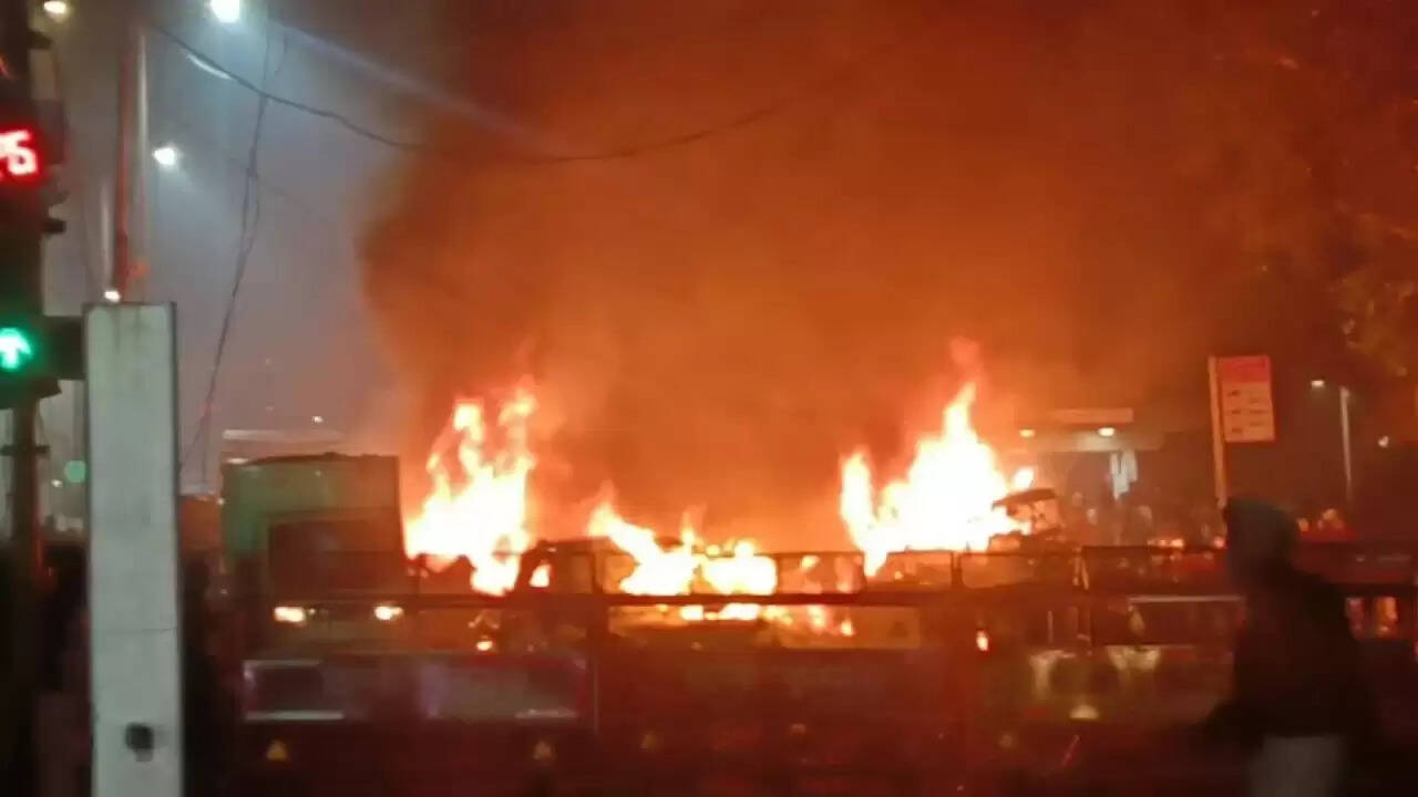 दिल्ली में लाल किले के पास कार धमाका: संदिग्ध गिरफ्तार