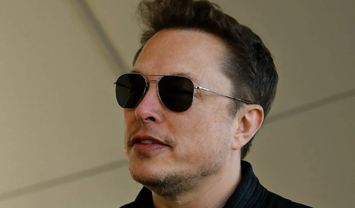 एलन मस्क का उड़ने वाली कार का अनावरण: एक नई तकनीकी क्रांति