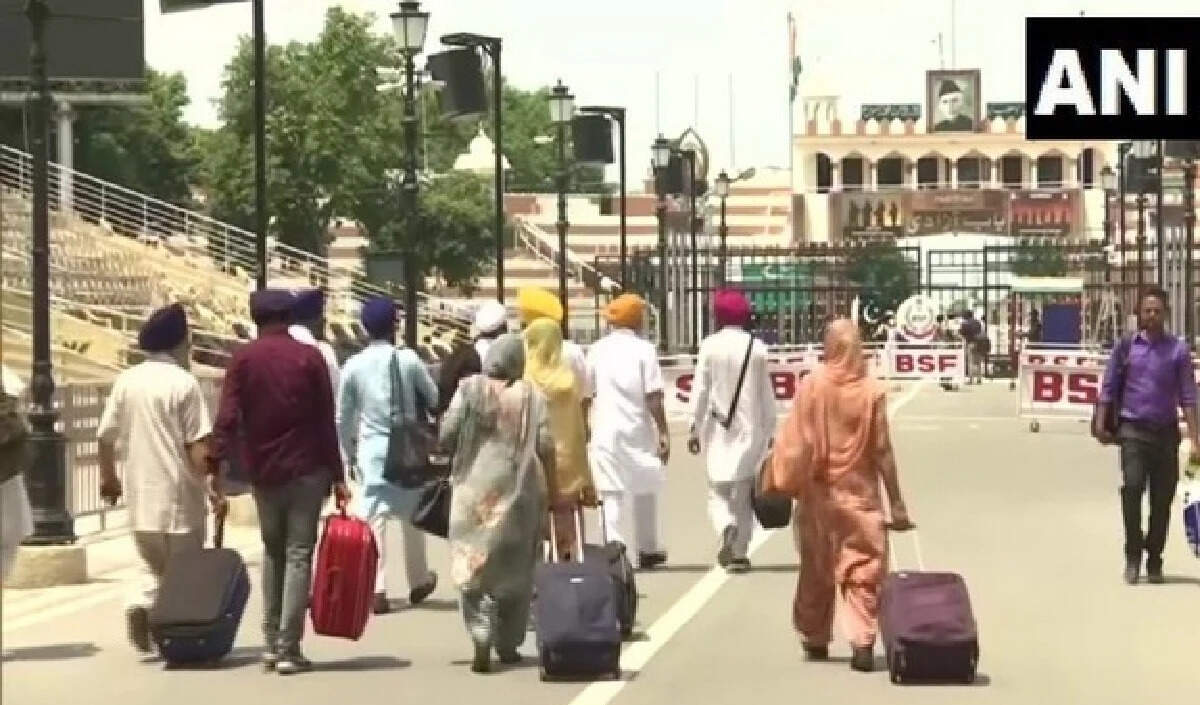 पाकिस्तान ने सिख तीर्थयात्रियों का स्वागत किया, भूमि सीमा खुली