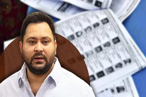 चुनाव आयोग ने तेजस्वी यादव को जारी किया नोटिस, दो वोटर कार्ड पर मांगा स्पष्टीकरण