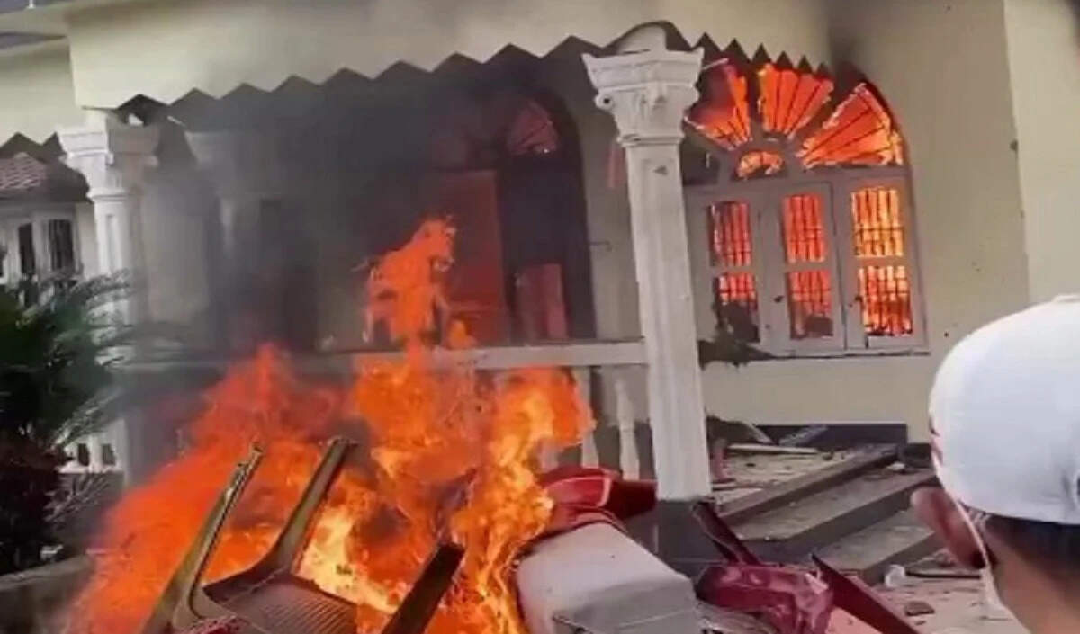 नेपाल में भ्रष्टाचार के खिलाफ जन आंदोलन: प्रदर्शनकारियों ने आगजनी की घटनाएं की