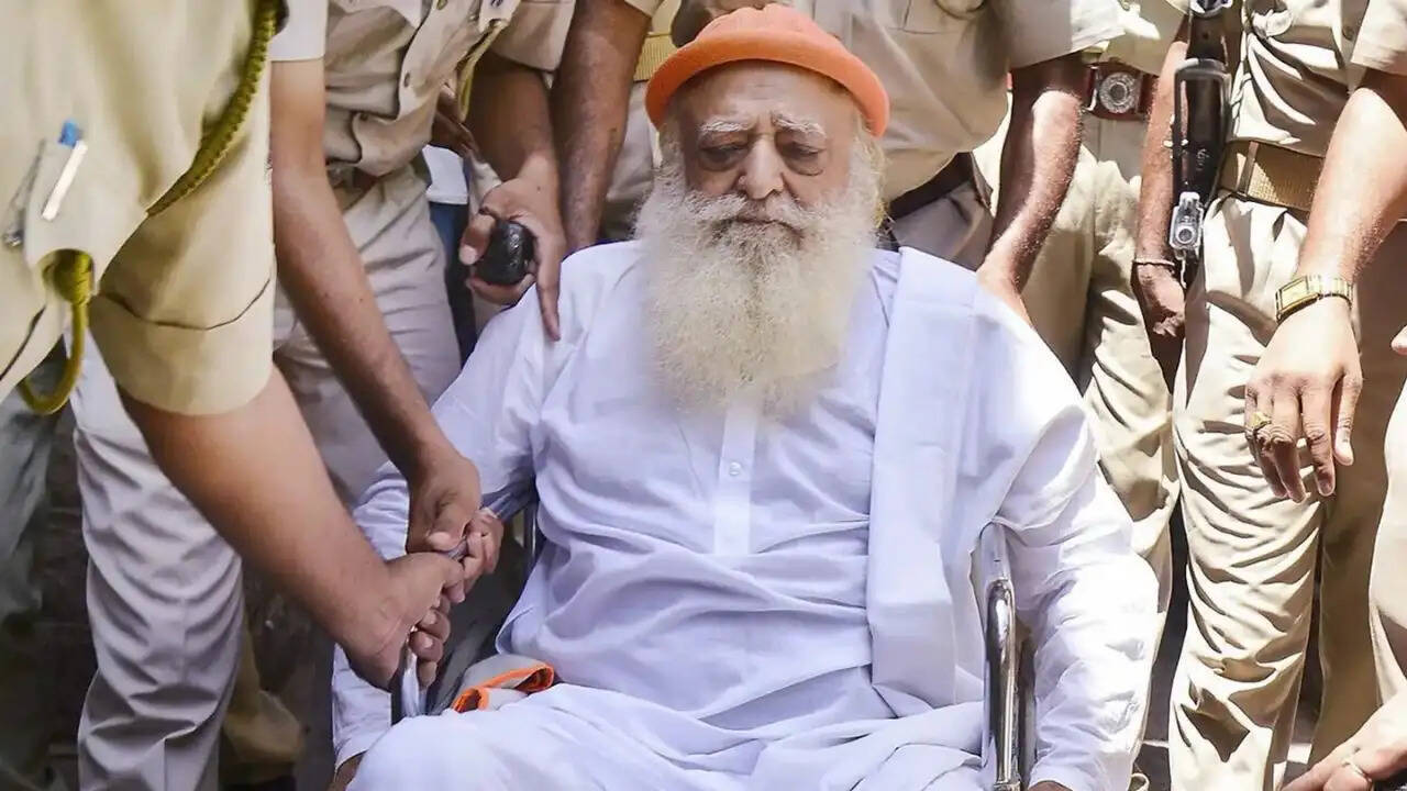बाबा आसाराम बापू की उम्रकैद की सजा बरकरार, लेकिन कुछ धाराएं हटीं