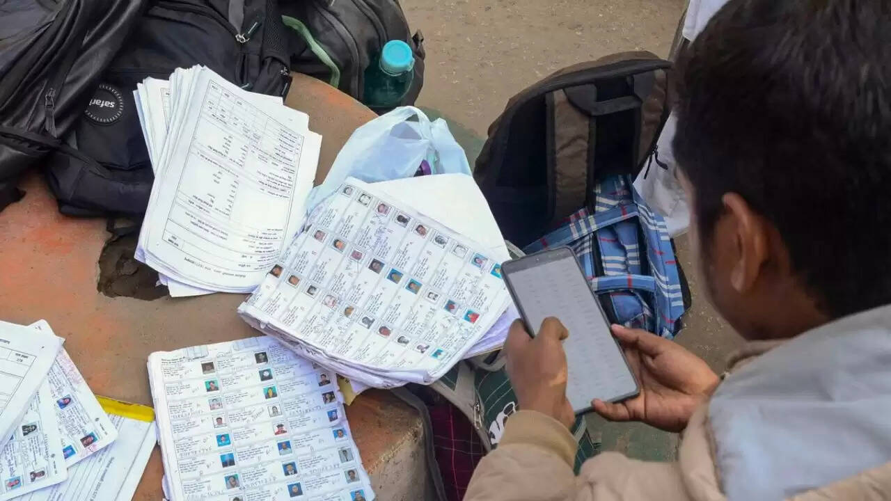 पश्चिम बंगाल में एसआईआर प्रक्रिया: क्या आप तैयार हैं अपने नाम को वोटर लिस्ट में जोड़ने के लिए?