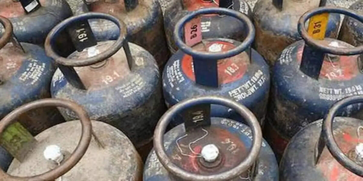 कॉमर्शियल LPG सिलेंडर की आपूर्ति पर लगी रोक हटी, छापेमारी तेज