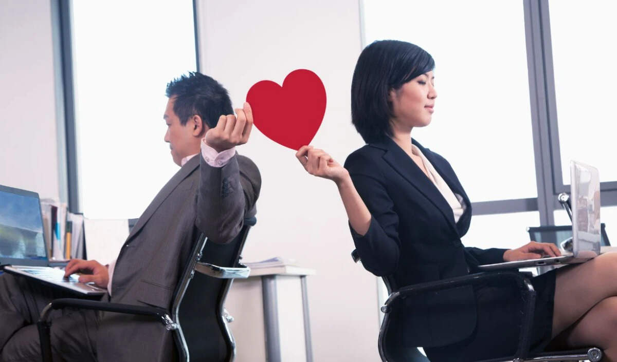 ऑफिस में एकतरफा प्यार: कैसे संभालें अपनी भावनाएं?