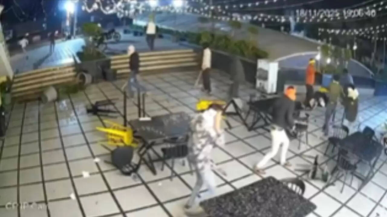 भोपाल में कैफे पर नकाबपोश बदमाशों का हमला, CCTV में कैद हुई पूरी घटना