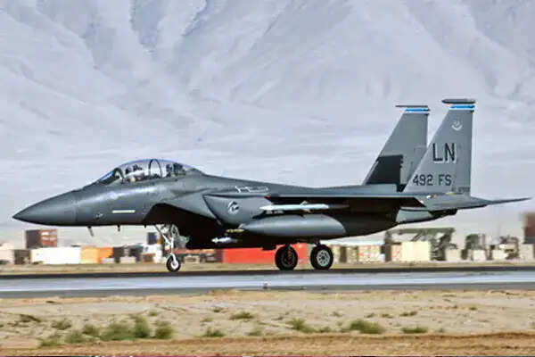 ईरान के दावे के बाद अमेरिकी F-15E स्ट्राइक ईगल की ताकत पर एक नज़र