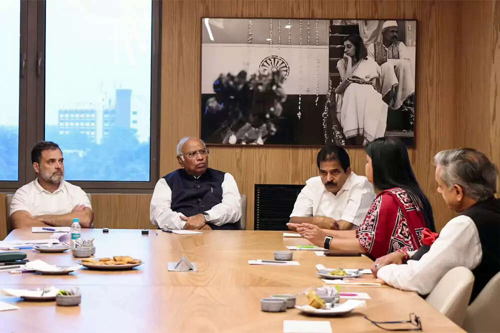 केरल में कांग्रेस पार्टी की गुटबाजी: चुनावों से पहले की चुनौतियाँ