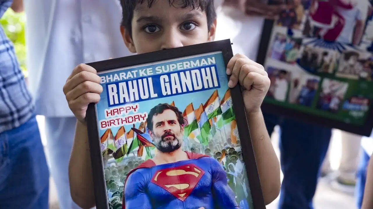 राहुल गांधी के जन्मदिन पर कांग्रेस कार्यकर्ताओं ने मनाया जश्न