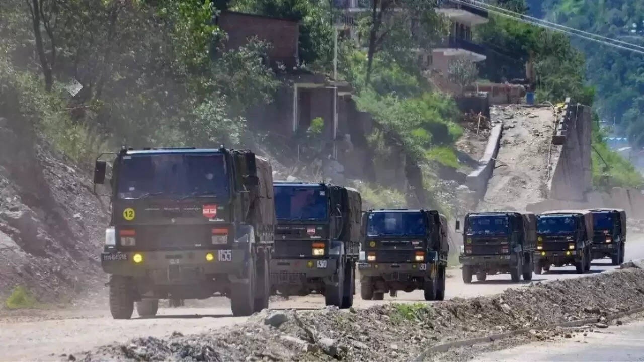 लद्दाख में भूस्खलन से सैन्य वाहन दुर्घटना: दो अधिकारी शहीद, तीन घायल
