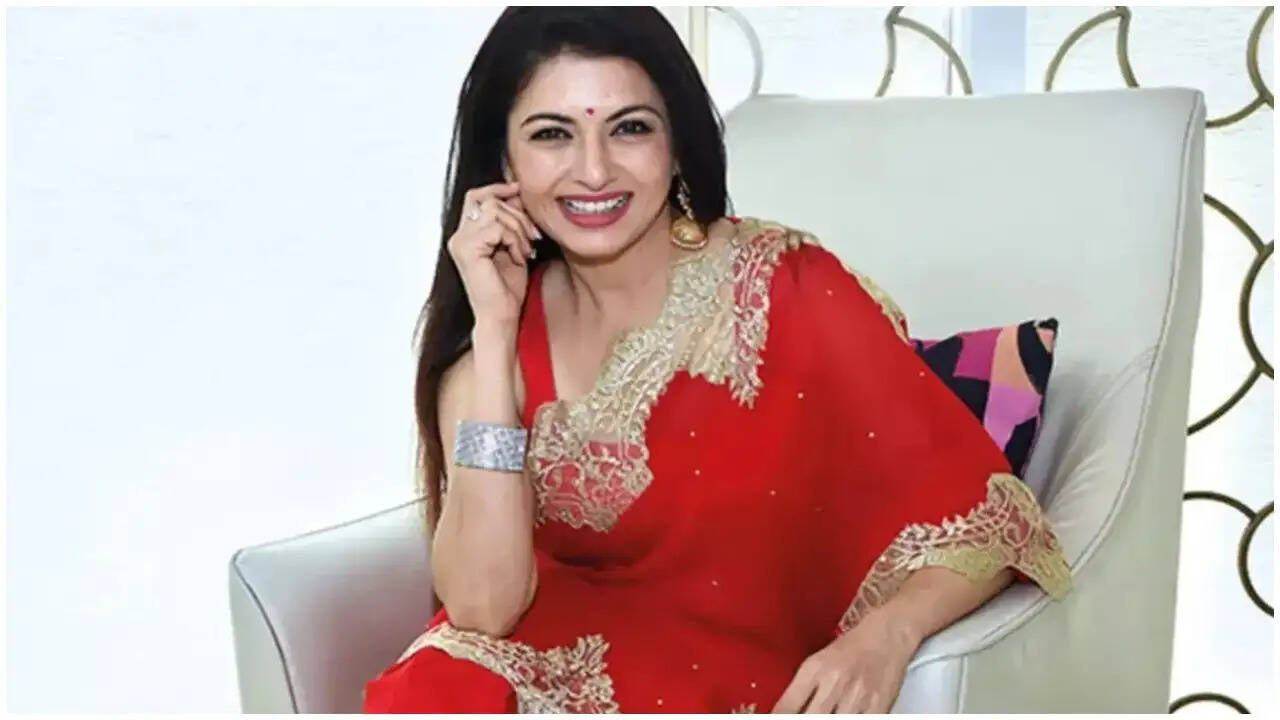 भाग्यश्री: 57 साल की उम्र में भी चमकती एक्ट्रेस की कहानी