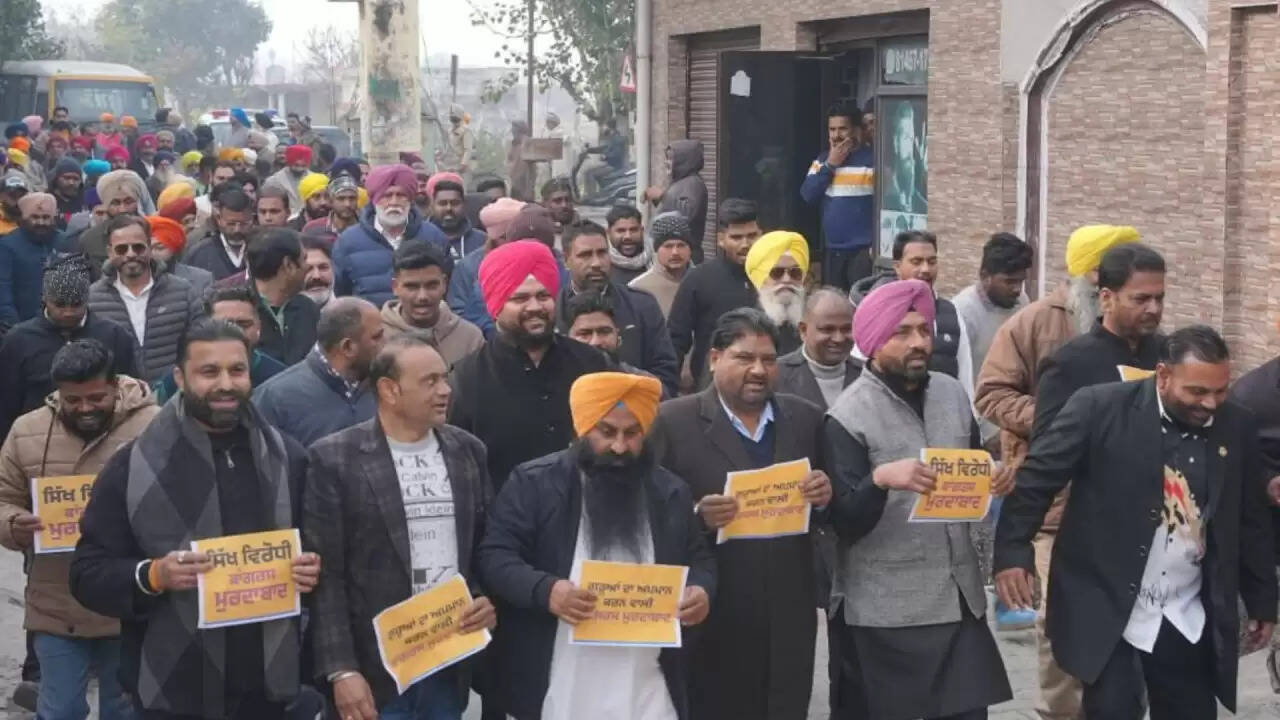 AAP का सिख गुरुओं की बेअदबी के खिलाफ जोरदार विरोध प्रदर्शन