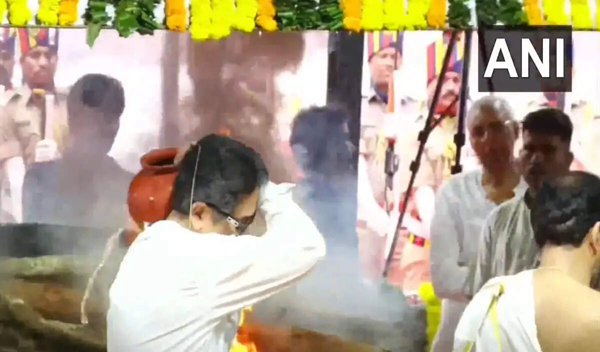 आशा भोसले को राजकीय सम्मान के साथ अंतिम विदाई