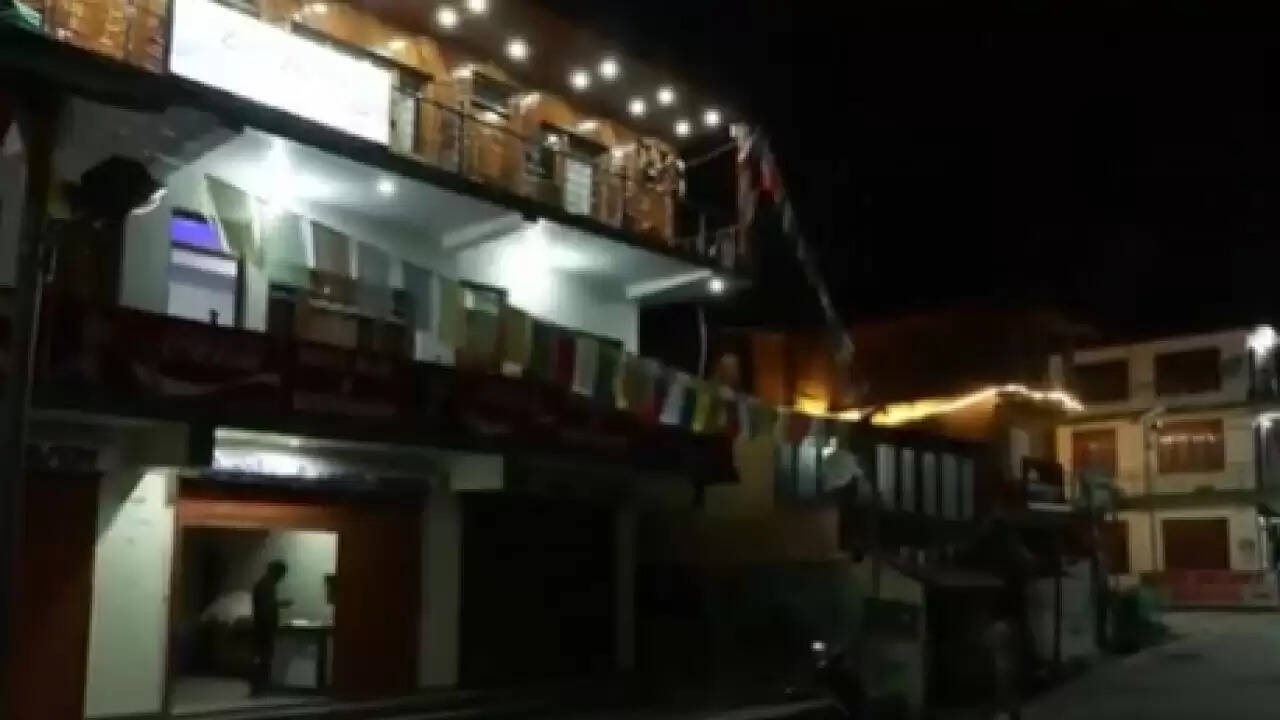 उत्तरकाशी में बादल फटने के बाद बिजली बहाली का कार्य तेज