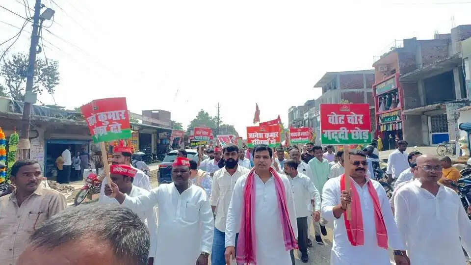 समाजवादी पार्टी ने मुख्य चुनाव आयुक्त के खिलाफ किया जोरदार प्रदर्शन