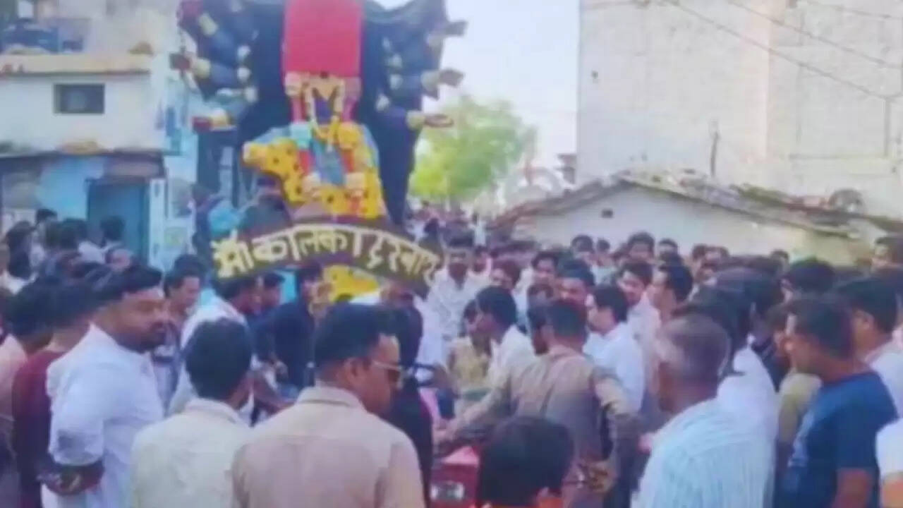मध्य प्रदेश में दुर्गा प्रतिमा पर पत्थरबाजी: क्या है पूरा मामला?