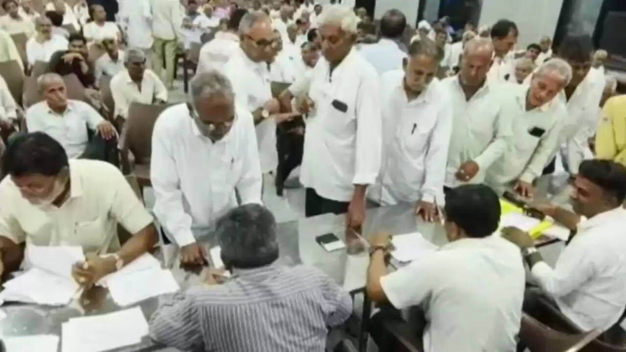 गुजरात के अमरेली में उद्योगपति ने किसानों का कर्ज चुकाकर किया मानवता का उदाहरण पेश