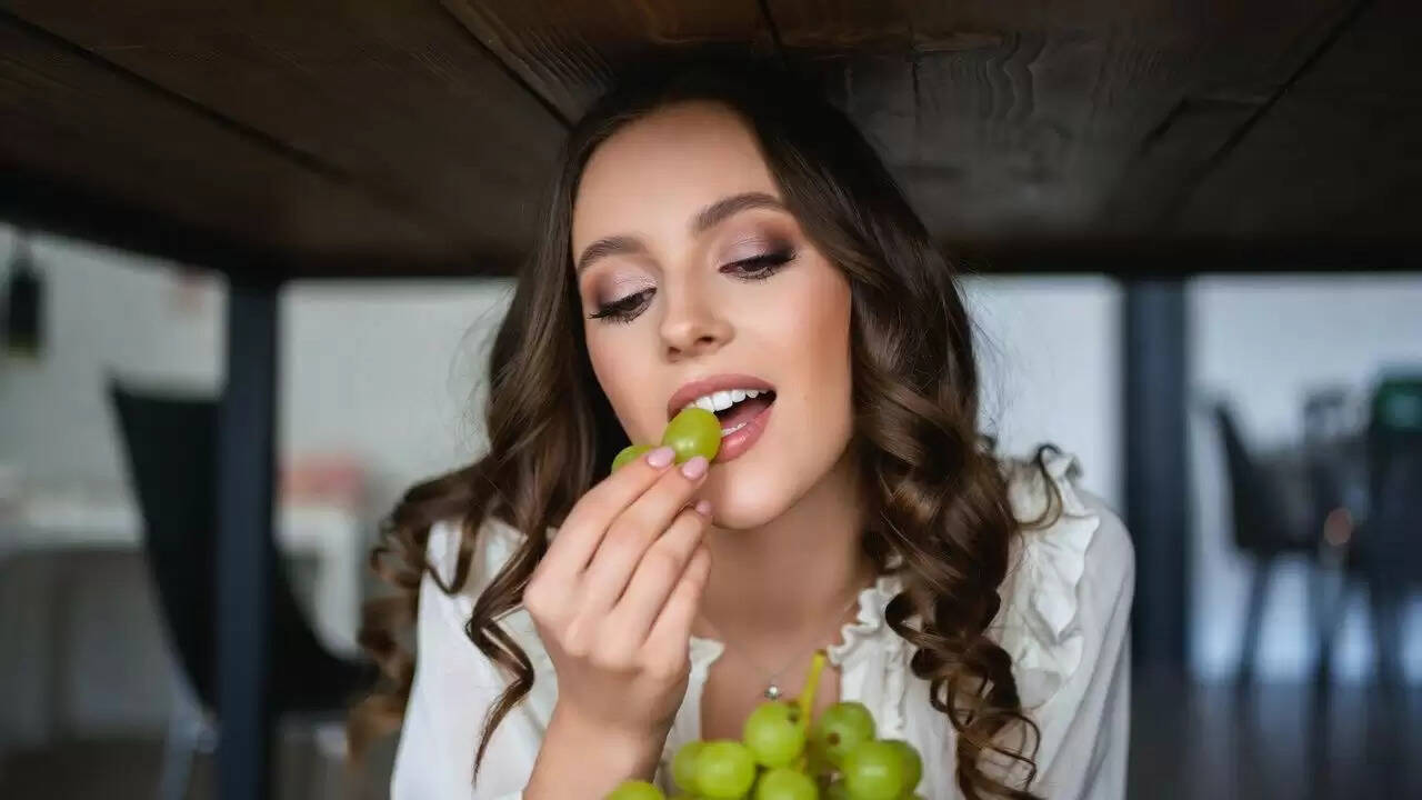 स्पेन की अनोखी परंपरा: नए साल पर 12 अंगूर खाने का रिवाज