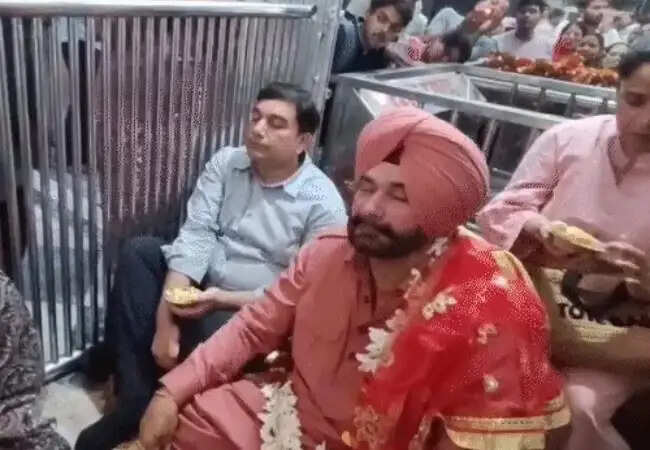नवजोत सिंह सिद्धू ने वृंदावन में की पूजा, बेटी के साथ बिताया समय