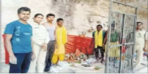 सूरजपुर : एक हजार फीट की कठिन चढ़ाई कर श्रद्धालु दर्शन करने पहुंचते हैं कठौता धाम