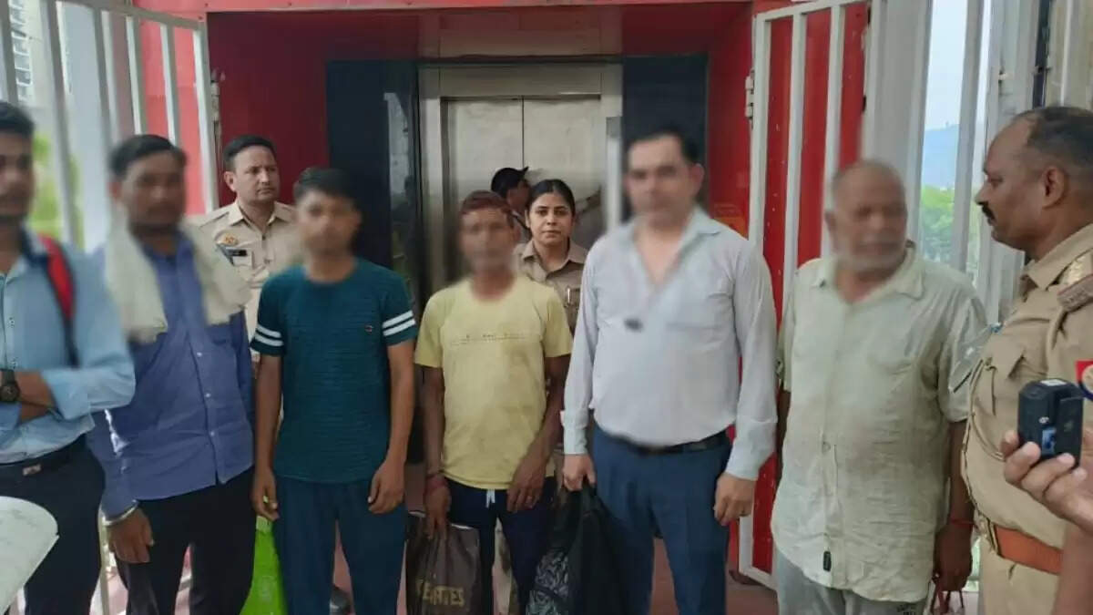 नोएडा में लिफ्ट फंसने की घटना: छह युवकों को बचाया गया