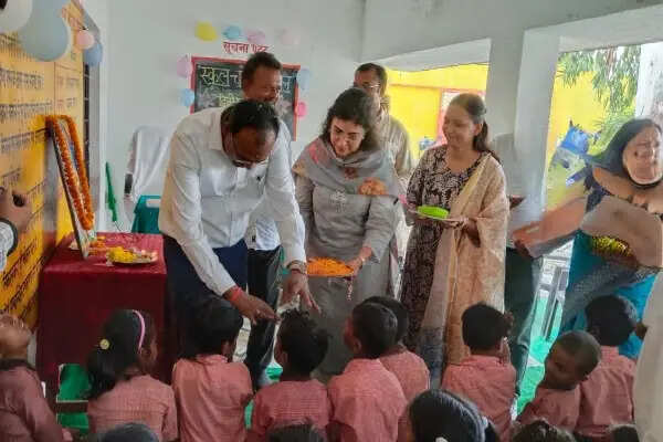 जिलाधिकारी ने 'स्कूल चलो अभियान' के तहत नवप्रवेशी बच्चों का स्वागत किया