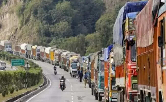 Jammu-Srinagar National Highway पर वाहनों की आवाजाही सामान्य