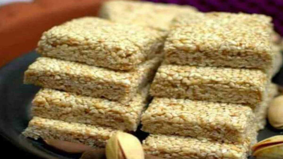 सर्दियों के सीजन में इस स्पेशल गजक की धूम, गुड़ और तिल को कूटकर होती है तैयार, सेहत के लिए भी फायदेमंद