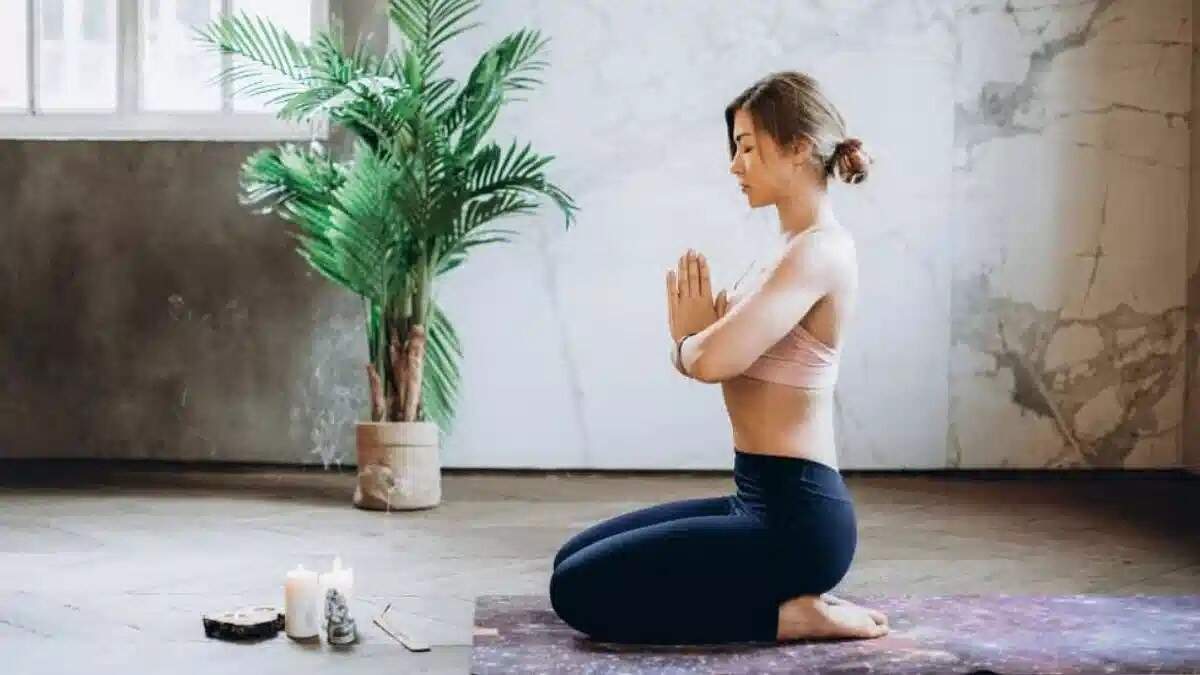 चमकदार और स्वस्थ त्वचा के लिए योग: योगासन जो देंगे आपको प्राकृतिक निखार