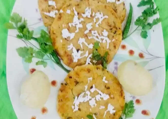 Aloo Uttapam Recipe: नाश्ते में बनाएं गरमा गरम आलू उत्तपम, दिन को खास बनाएगी ये टेस्टी रेसिपी