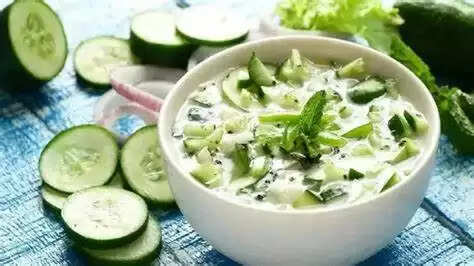खीरा गर्मियों में मिलने वाला एक सुपरफूड है। इसमें पानी और फाइबर की अच्‍छी मात्रा होती है। इसलिए गर्मियों में खीरे का सेवन करने से कब्ज और डिहाइड्रेशन की समस्या से निजात मिलती है।