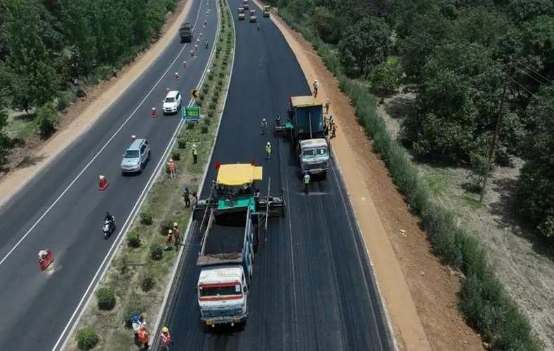 Indian Highways: सड़क परिवहन मंत्रालय ने रखा 13,813 किलोमीटर लंबे हाइवे बनाने का लक्ष्य, जानें डिटेल