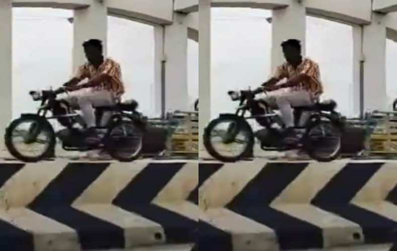 Stunt Ka Video: सड़क पर लगे जाम को बर्दाश्त ना कर सका लड़का, डिवाइडर पर दौड़ा दी बाइक | देखें वीडियो	