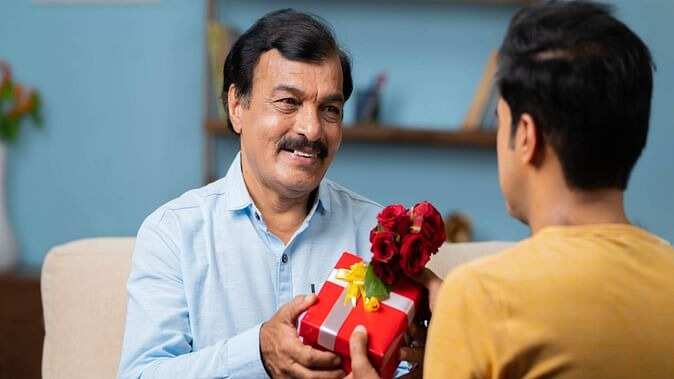 क्या आपकी भी नहीं बनती अपने पिता से? तो इन तरीकों से बन सकते हैं चहेते