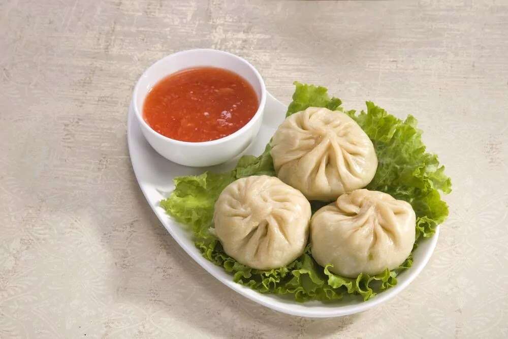 बहुत खास है ये मोमोज, स्पेशल मसालों से होता है तैयार, खास चटनी बढ़ा देती है इसका स्वाद 