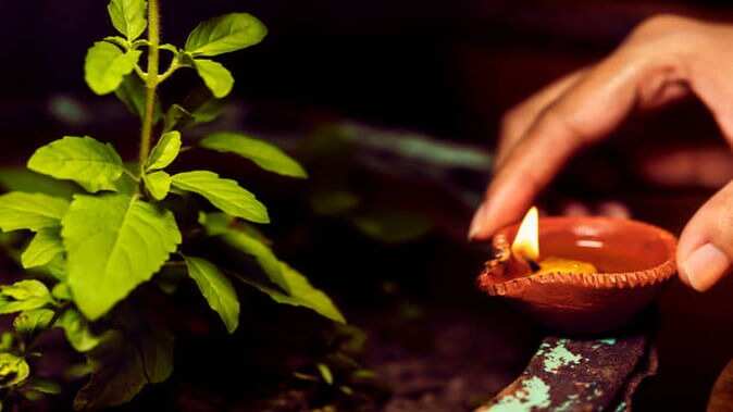 वास्तु शास्त्र में दिशा को बहुत महत्वपूर्ण माना गया है। पांच तत्वों अग्नि, जल, वायु, आकाश और पृथ्वी से बनी चीजों को सही दिशा में रखना बहुत जरूरी है।