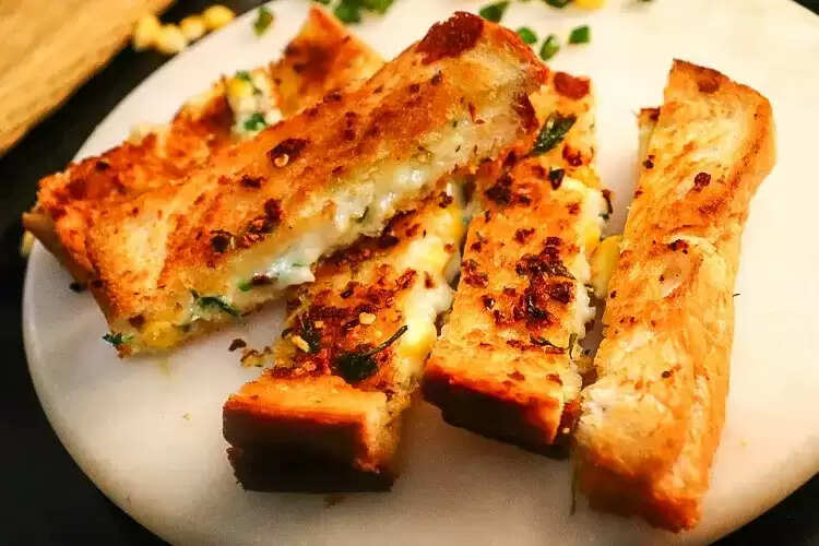 Cheese Garlic Bread Recipe: घर पर ही तैयार करें चीज गार्लिक ब्रेड, बेहद स्वादिष्ट है झटपट बनने वाला ये नाश्ता