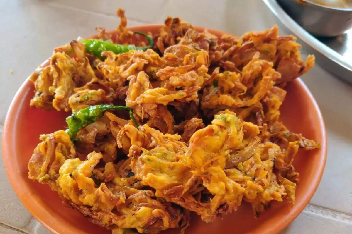 Onion Pakora Recipe: दिन में भूख लगे तो फटाफट बनाएं प्याज के पकोड़े, मिलेगा लाजवाब स्वाद