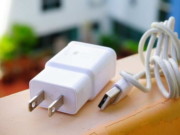 लंबा क्यों नहीं होता चार्जर का तार? खास है मकसद या जानबूझ कर खेल करती हैं कंपनियां, 90% अनजान