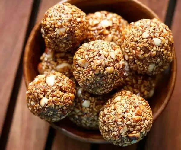 Makar Sankranti 2023: मकर संक्रांति पर तिल गुड़ के लड्डू देते हैं सुगंध के संग सेहत भी, बहुत आसान है रेसिपी