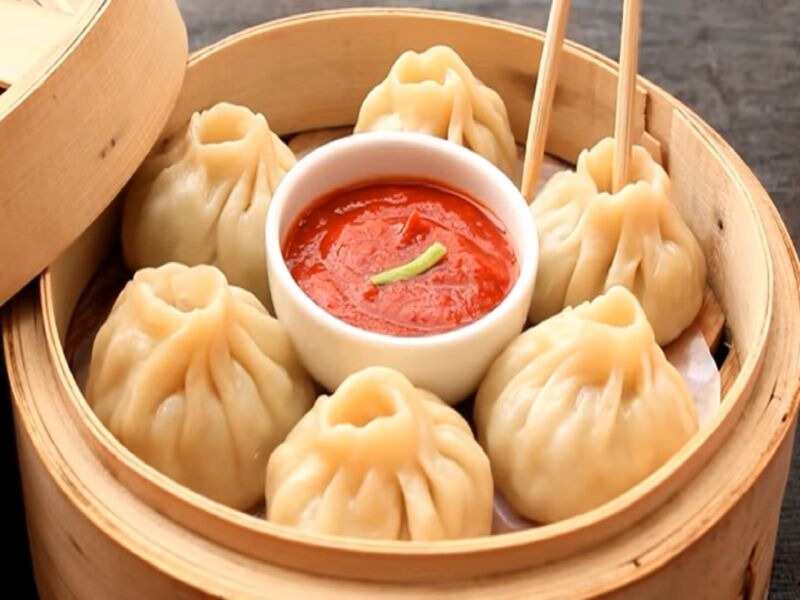 Colorful Momos: दिल्ली में खाएं रंगीन मोमोज...हरा वेज तो पीला सोया; चिकन मोमोज का है ऑरेंज कलर, जानें कीमत