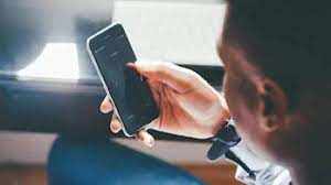 Smartphone Tips: फोन स्विच ऑफ होने से पहले ही मिलेगा अलर्ड, बस एक सेटिंग से हो जाएगा काम