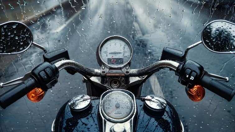 Bike Tips in Monsoon: बरसात में चला गया बाइक के साइलेंसर में पानी तो घबराएं नहीं, इन टिप्स से तुरंत फिट हो जाएगी गाड़ी