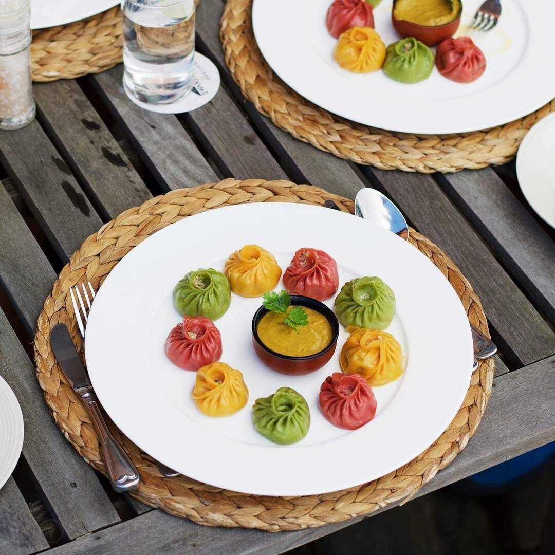 Colorful Momos: दिल्ली में खाएं रंगीन मोमोज...हरा वेज तो पीला सोया; चिकन मोमोज का है ऑरेंज कलर, जानें कीमत