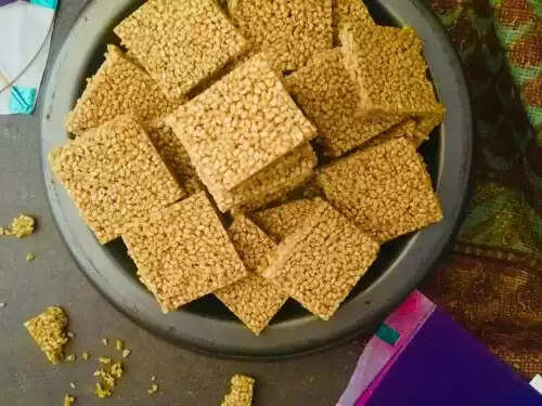 मकर संक्रांति 2023: स्वादिष्ट तिल चिक्की के साथ मनाएं मकर संक्रांति का त्योहार, ये है रेसिपी