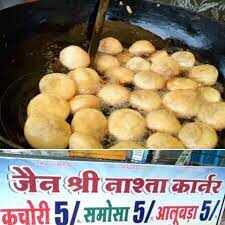 इस ठेले पर नाश्ता करने टूट पड़ते हैं लोग, पांच लोग बराबर करते हैं सर्व, कमाई जानकर उड़ जाएंगे होश