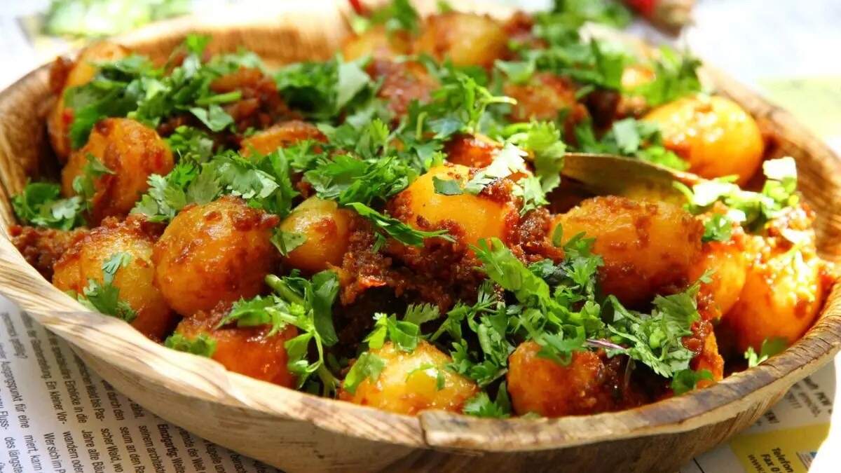 अचारी आलू: मेहमानों को दीवाना बना देगी ये स्वादिष्ट रेसिपी