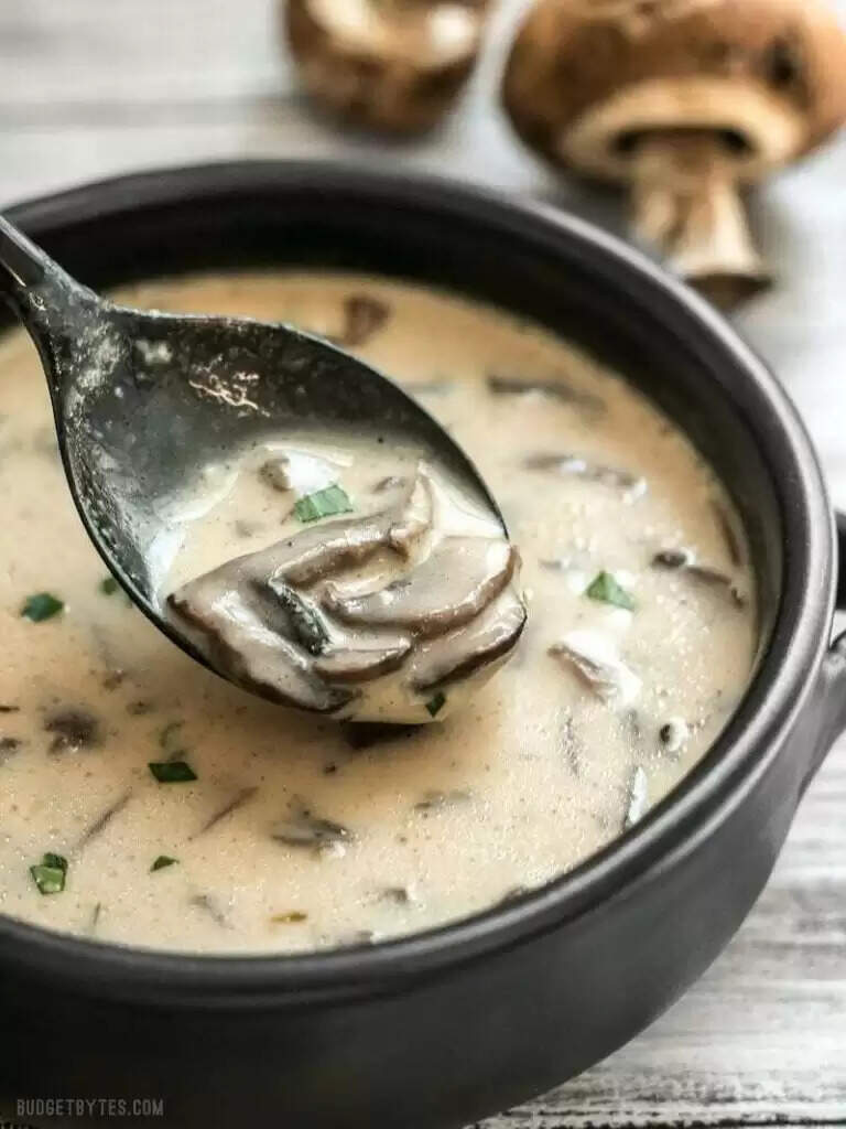 ठंड में इम्यूनिटी बढ़ाकर बीमारियों को दूर रखेगा लहसुन-मशरूम का सूप, ऐसे बनाएं इसे